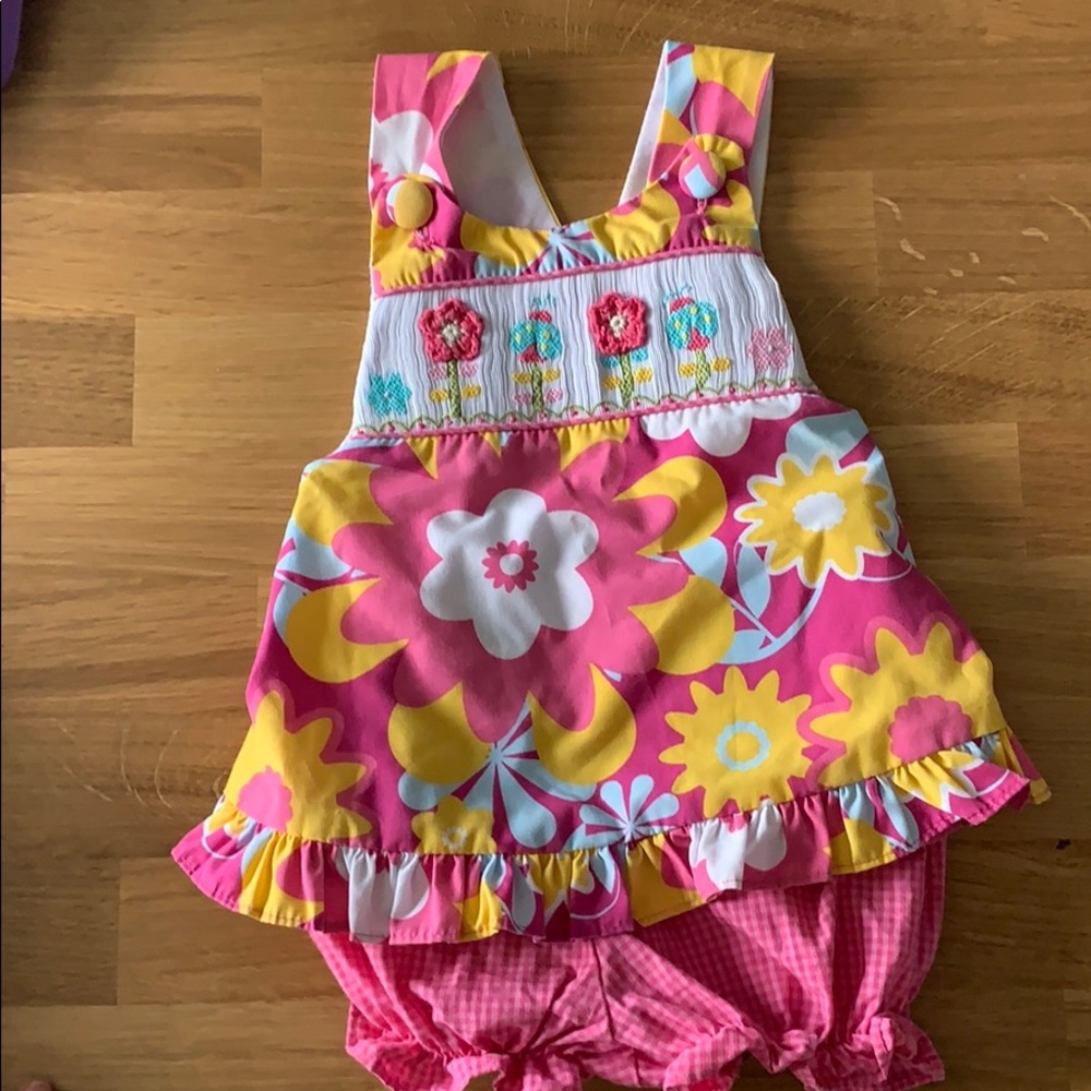 Adorable smocked set sz 6 months